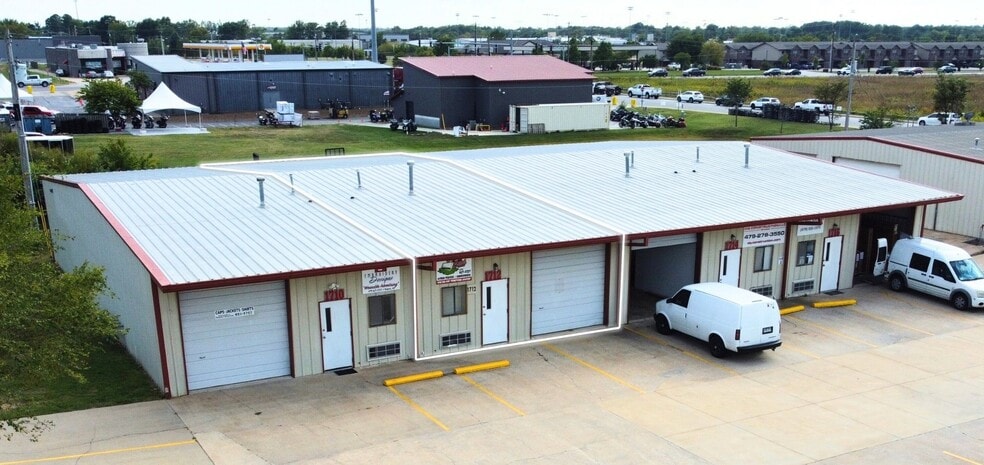 More Photos Of 1710-1716 W Acorn Dr, Rogers Warehouse For Lease