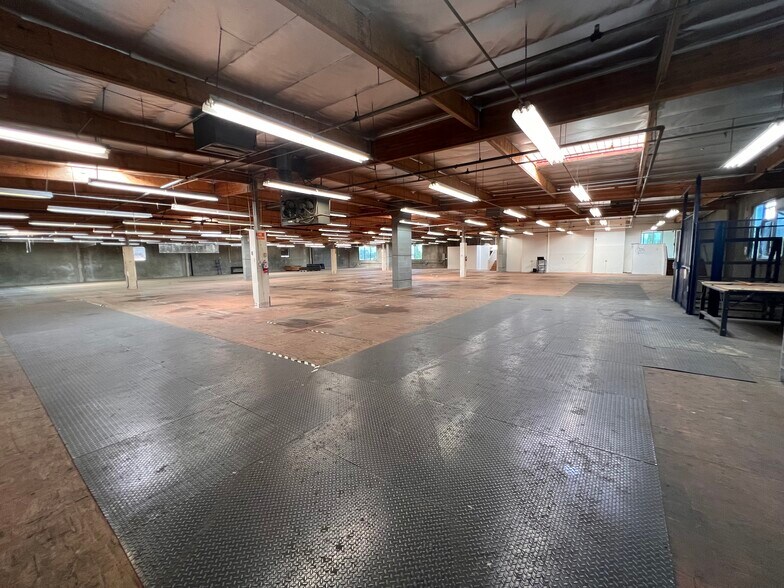 More Photos Of 2280 E Curry St, Long Beach Manufacturing For Lease
