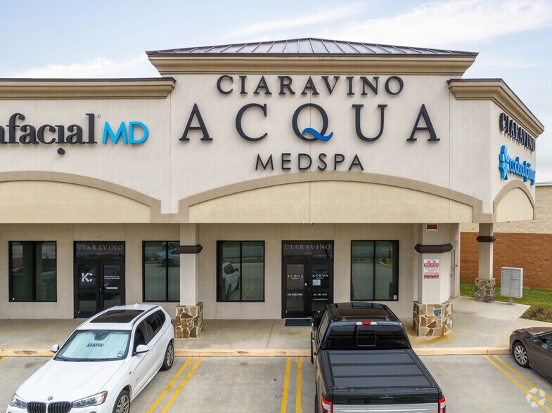 More Photos Of 18201 Gulf Freeway, Webster Unknown For Lease