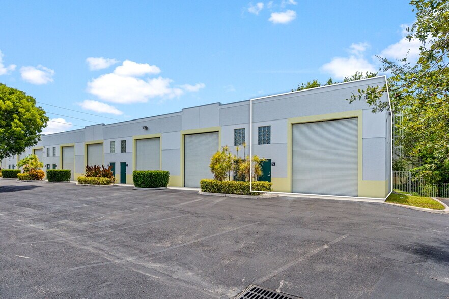 More Photos Of 2937 Ravenswood Rd, Fort Lauderdale Self Storage For Sale