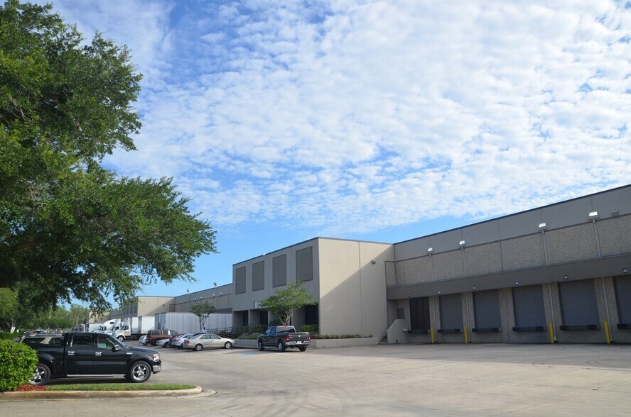 More Photos Of 2900 Titan Row, Orlando Warehouse For Lease