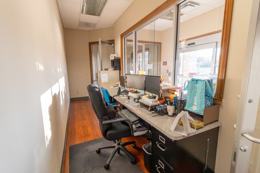 More Photos Of 2809 Commercial Rd, Huntington Office For Sale