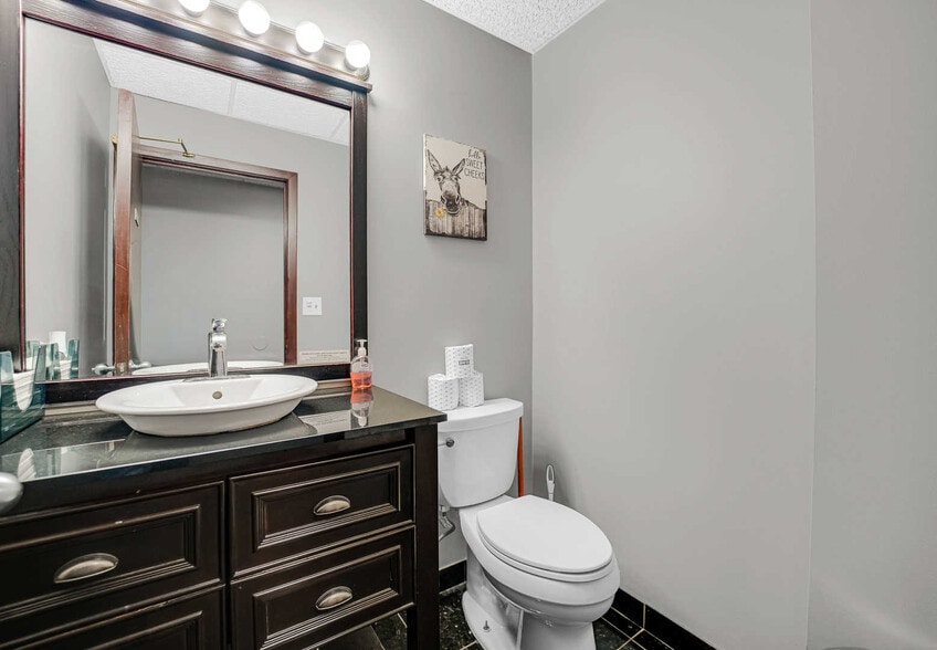 More Photos Of 1175 Jansen Farm Ct, Elgin Warehouse For Sale