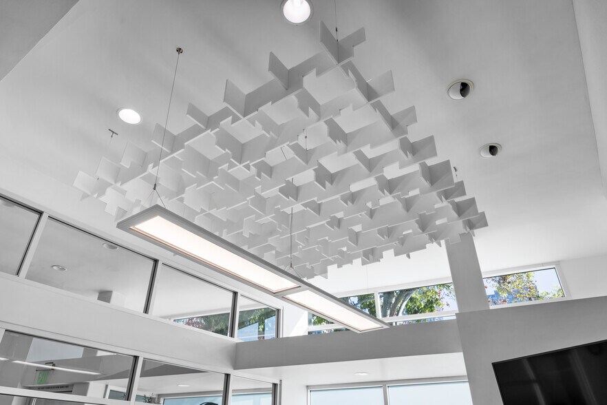 More Photos Of 10215 Santa Monica Blvd, Los Angeles Office For Sale