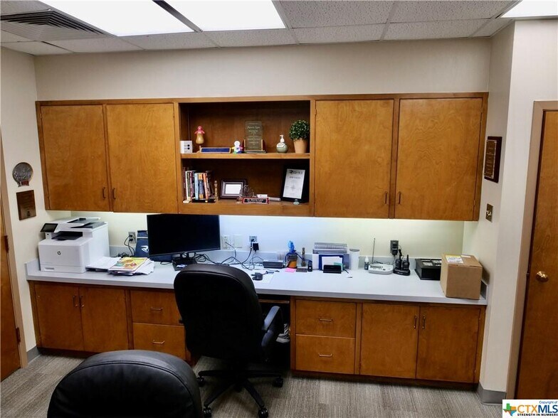 More Photos Of 1905 Leary Ln, Victoria Office For Sale