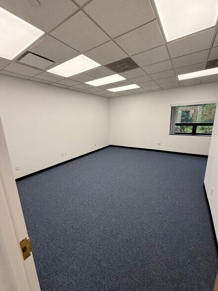 More Photos Of 181-191 Remington Blvd, Ronkonkoma Warehouse For Lease