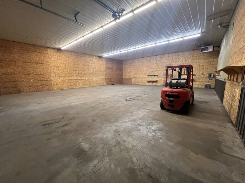 More Photos Of 235 2nd Ave SW, Byron Warehouse For Lease