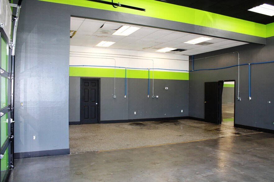 More Photos Of 275 Airport Pulling Rd N, Naples Showroom For Lease