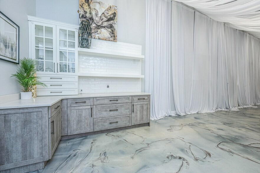 More Photos Of 622 Old Trolley Rd, Summerville Storefront For Sale