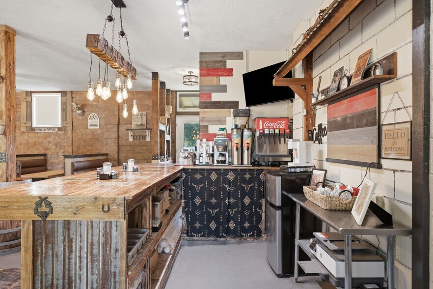 More Photos Of 112 N Chisholm Trl, Dover Restaurant For Sale