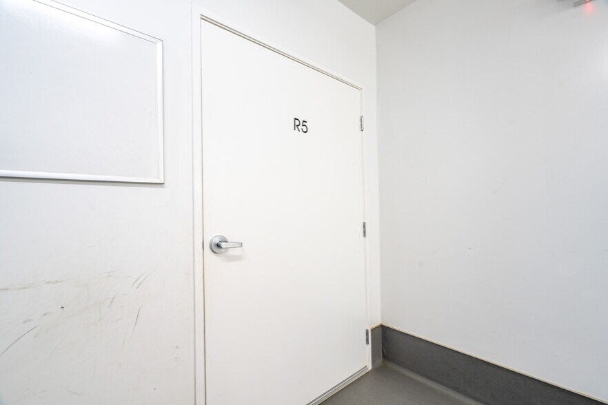 More Photos Of 19533 McLane St, Palm Springs Distribution For Sale