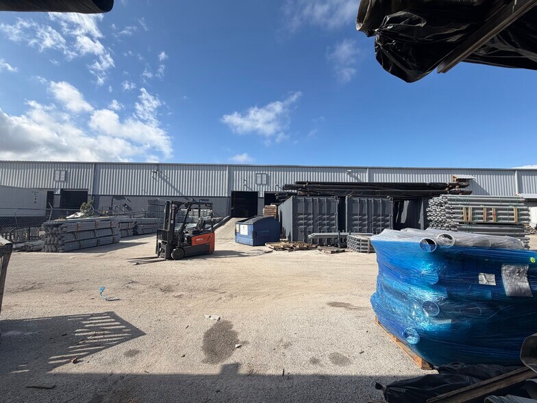 More Photos Of 11475-11487 Rocket Blvd, Orlando Warehouse For Lease