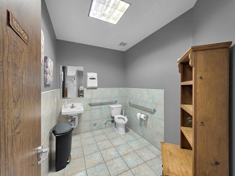 More Photos Of 6429 Fairmont Pky, Pasadena Office For Sale