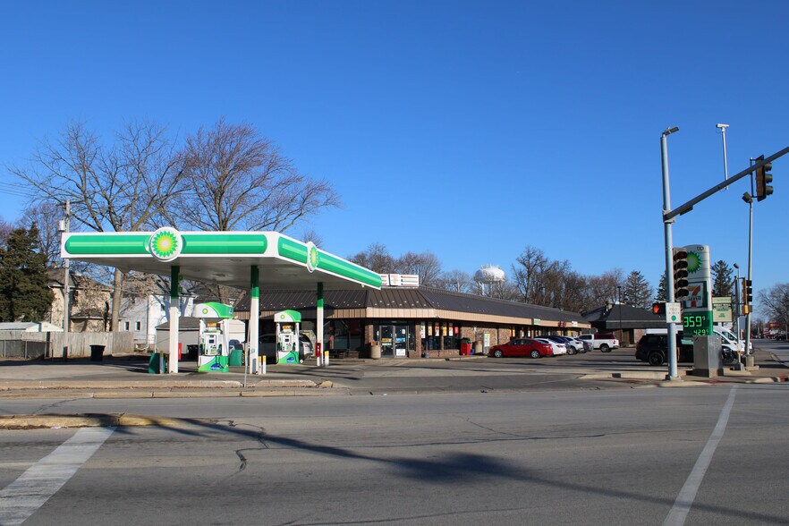 More Photos Of 1612-1636 38th St, Rock Island Storefront For Sale