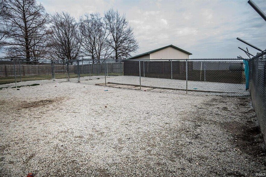 More Photos Of 433 S Hickory Corner Rd, Vincennes Veterinarian Kennel For Sale