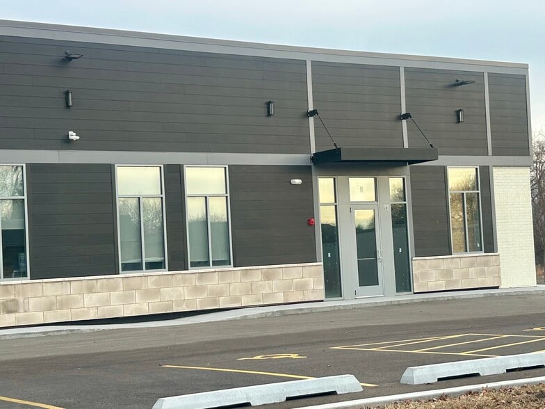 More Photos Of 1200 N Milwaukee Ave, Libertyville Auto Repair For Lease