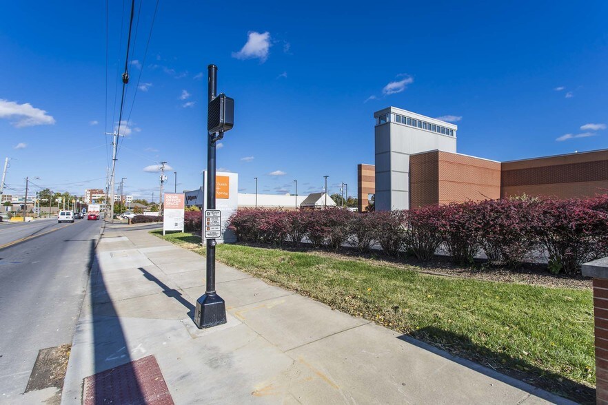 More Photos Of 900 Spring St, Jeffersonville Medical For Lease