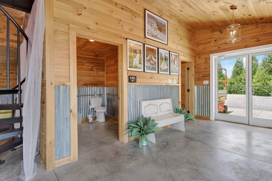 More Photos Of 639 Wagon Wheel Rd, Elk Creek Lodge Meeting Hall For Sale