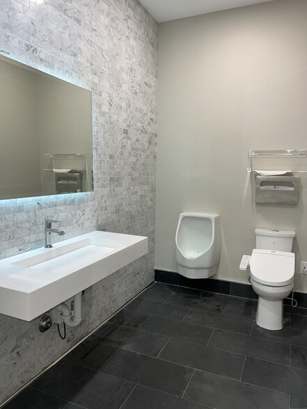 More Photos Of 3501 W Garry Ave, Santa Ana Warehouse For Lease
