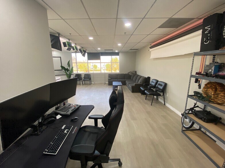 More Photos Of 18451 Collier St, Lake Elsinore Showroom For Lease
