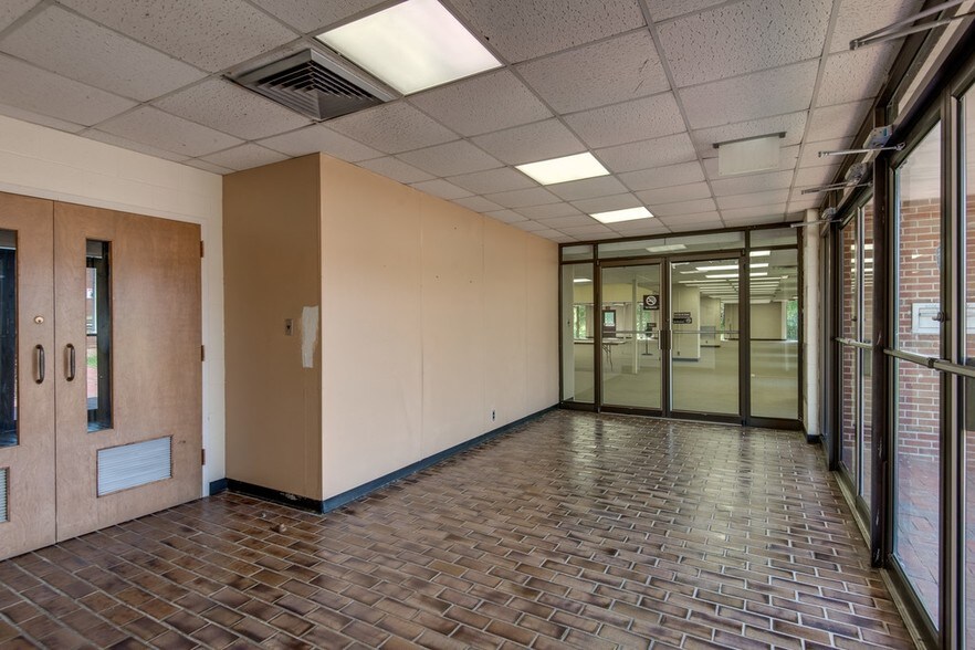 More Photos Of 305 E Hunt St, Dickson Office For Sale