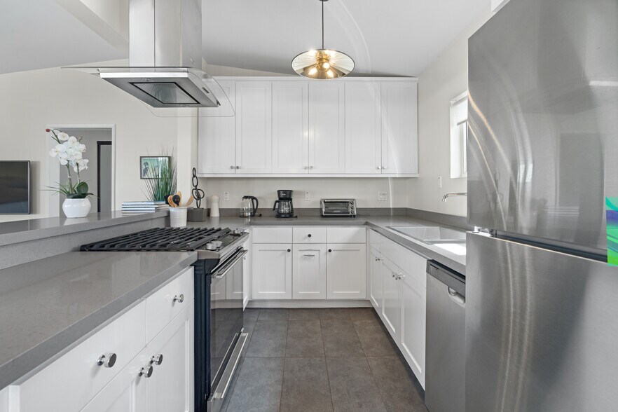 More Photos Of 705 6th Ave, Venice Apartments For Sale