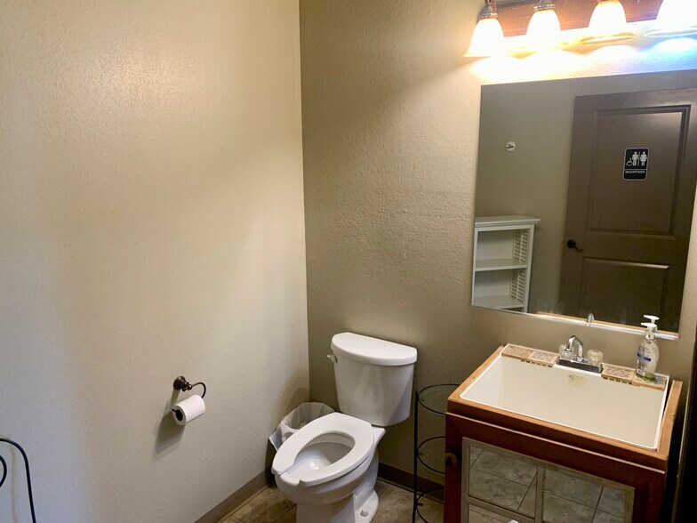 More Photos Of 903 SE 22nd St, Bentonville Office For Lease
