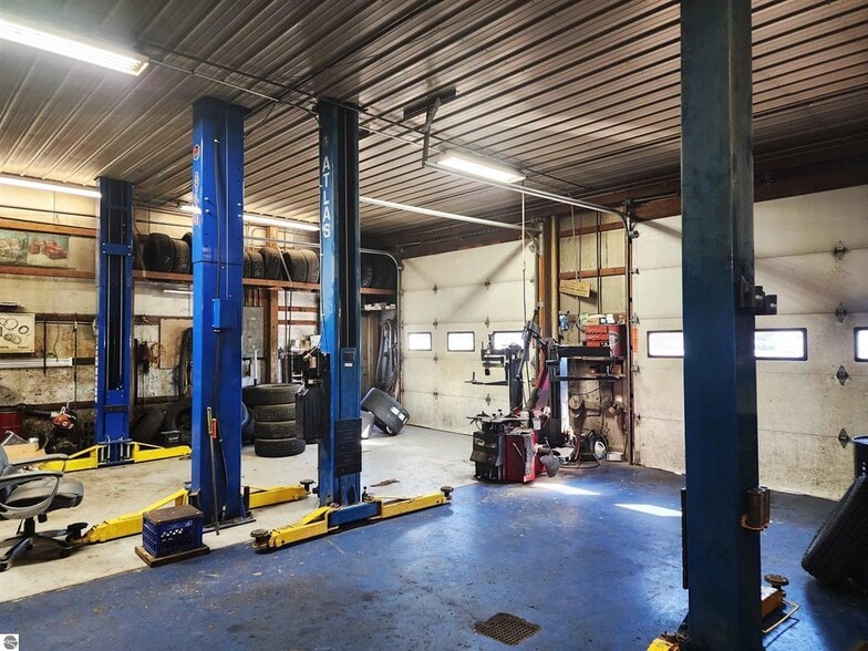 More Photos Of 14388 9 Mile Rd, Kaleva Auto Repair For Sale