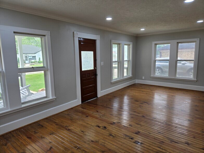 More Photos Of 1523 Avenue C, Katy Flex For Lease
