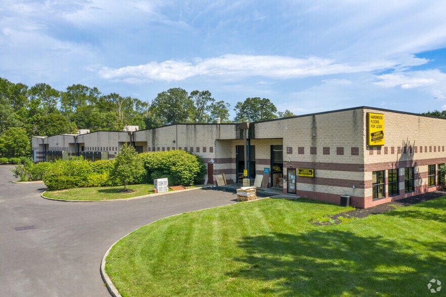 More Photos Of 8 Commerce Way, Hamilton Light Distribution For Lease