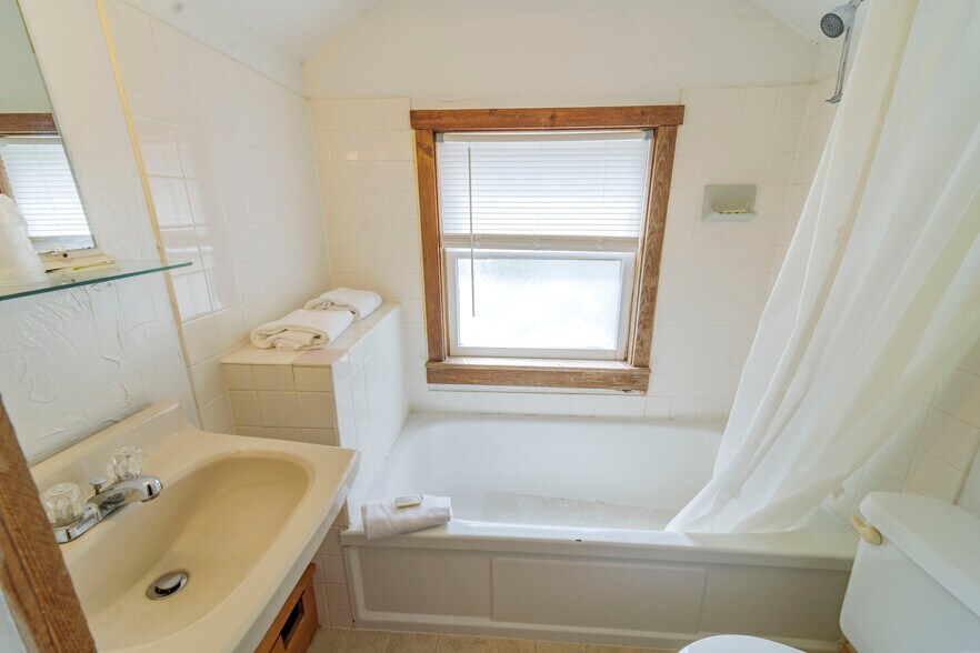 More Photos Of 6 Abroad Rd, West Dover Hotel For Sale
