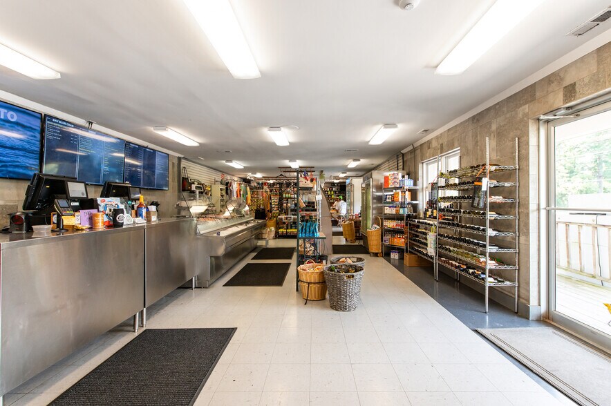 More Photos Of 16552 General Puller Hwy, Deltaville Specialty For Sale