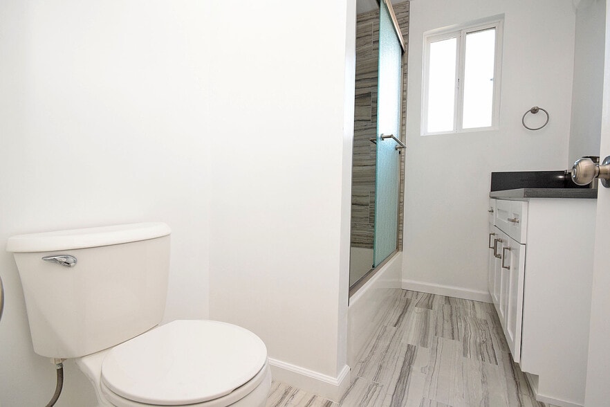 More Photos Of 725 W Gardena Blvd, Gardena Auto Repair For Sale