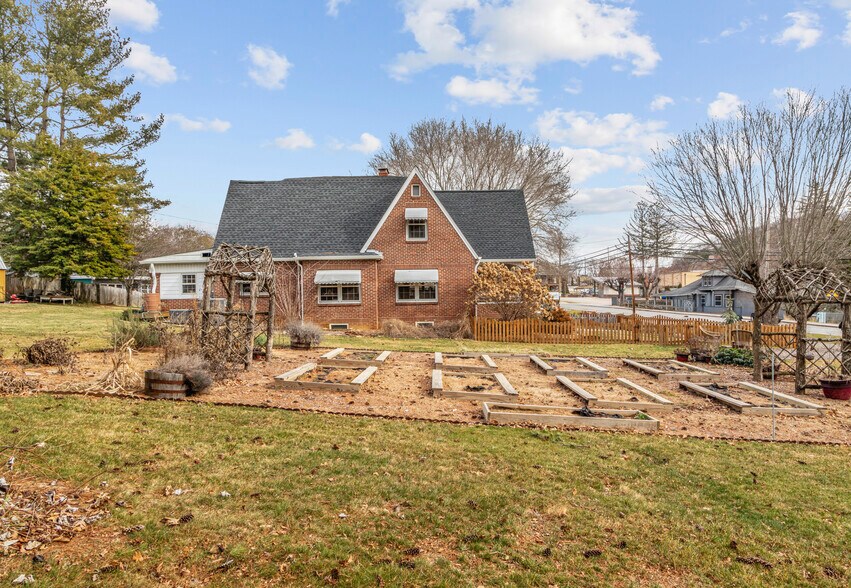 More Photos Of 506 W Main St, Burnsville Freestanding For Sale