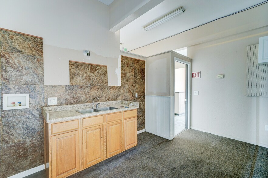 More Photos Of 6721 N Black Canyon Fwy, Phoenix Office Residential For Sale