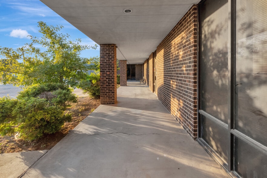 More Photos Of 104 Teakwood Dr, Victoria Medical For Sale