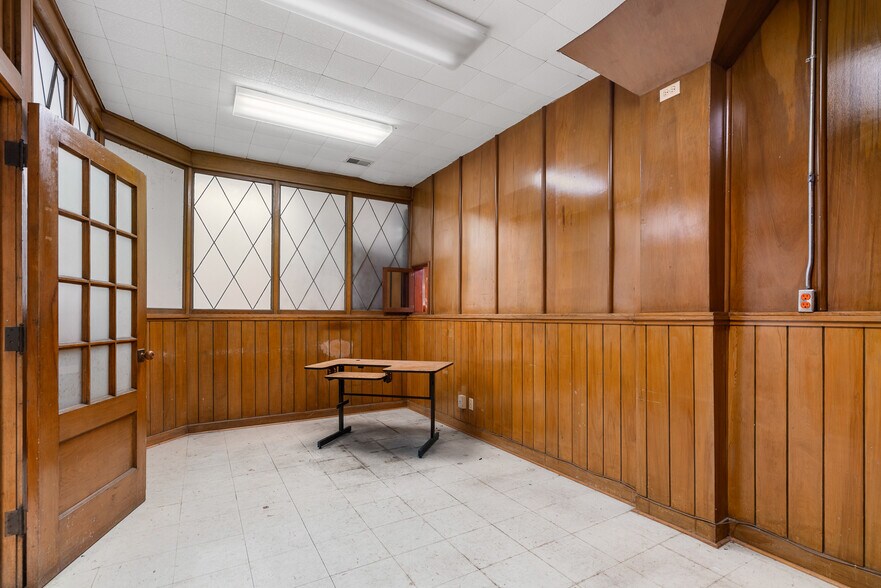 More Photos Of 713 E Austin Blvd, Nevada Warehouse For Sale