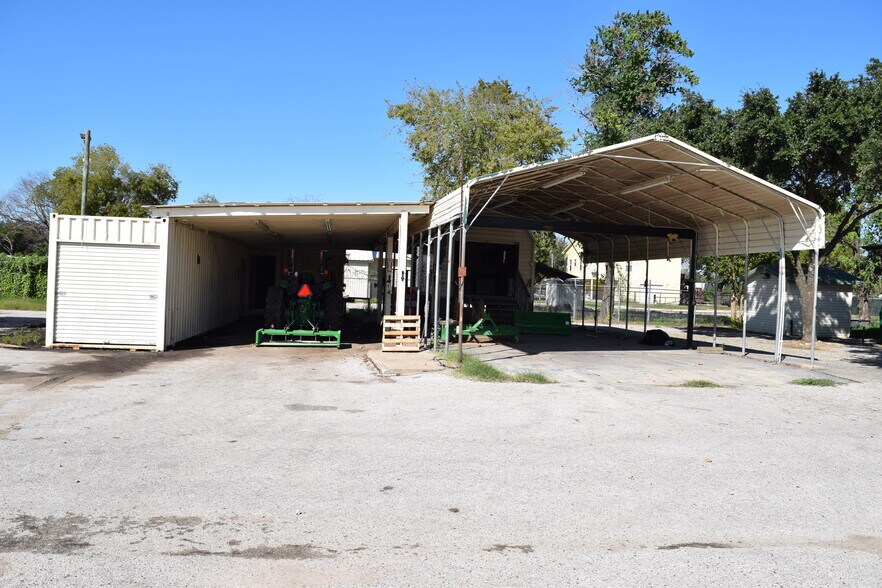 More Photos Of 12115 West Dr, Cypress Land For Lease