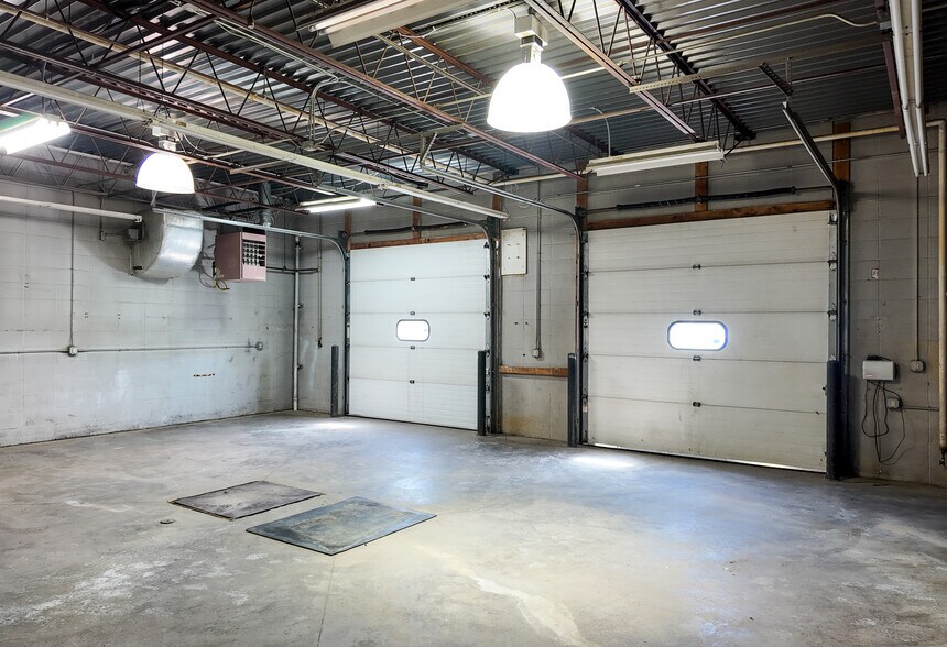 More Photos Of 4201 W 12th St, Sioux Falls Flex For Lease