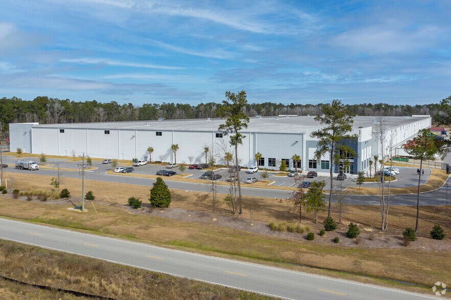 More Photos Of 537 Omni Industrial Blvd, Summerville Warehouse For Lease