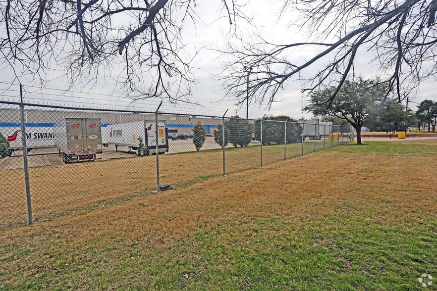 More Photos Of 4884 Duncanville Rd, Dallas Warehouse For Lease