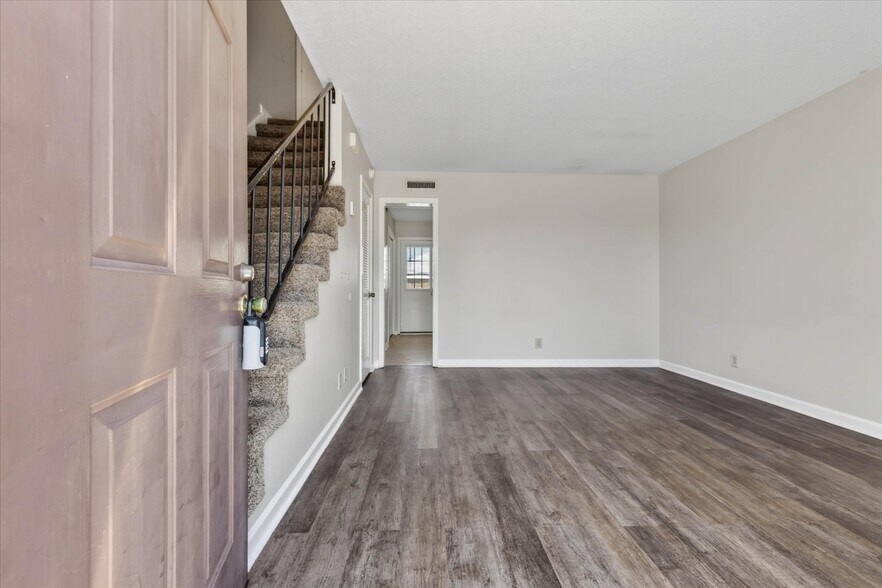 More Photos Of 1531 E Knollwood Cir, Clarksville Apartments For Sale