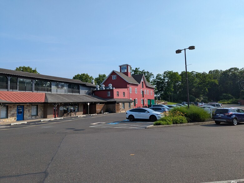 More Photos Of 606 2nd St, Southampton Storefront Retail Office For Lease
