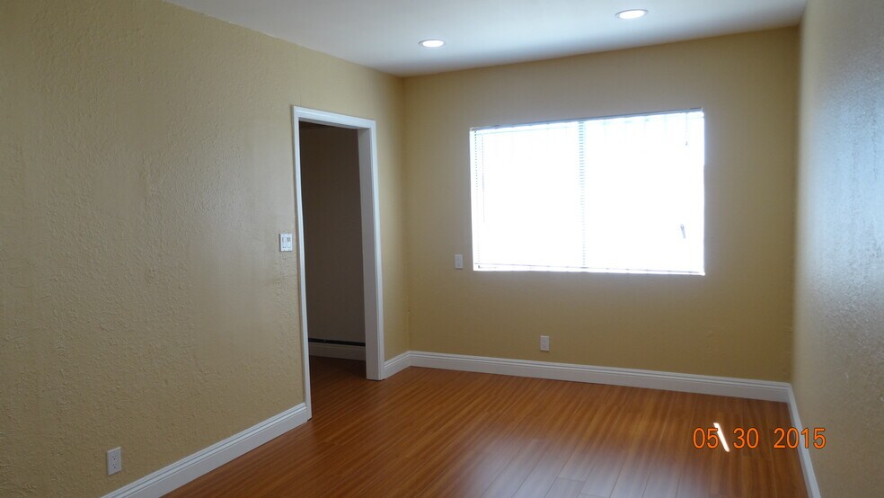 More Photos Of 20246-20254 Saticoy St, Winnetka Storefront Retail Office For Lease