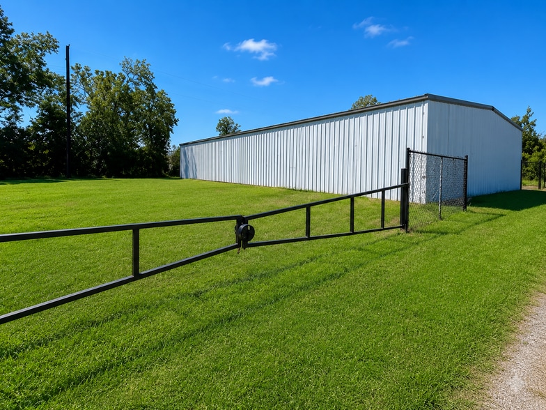 More Photos Of 8635 E Mt Houston Rd, Houston Warehouse For Lease
