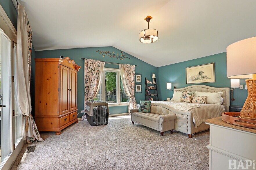 More Photos Of 4403 S Roberts Rd, Island Lake Veterinarian Kennel For Sale