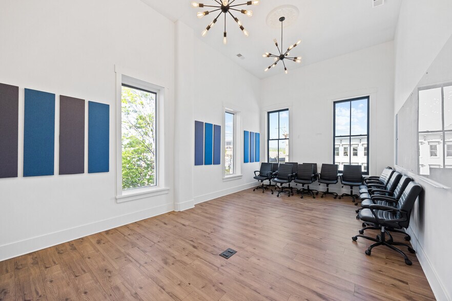 More Photos Of 227 Pearl St, New Albany Office For Lease