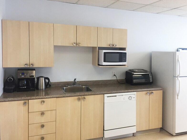 More Photos Of 100 Boul Alexis-Nihon, Montréal Office For Lease