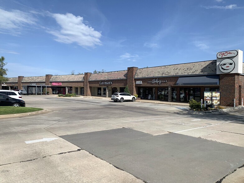 More Photos Of 2001 W Main St, Norman Unknown For Lease