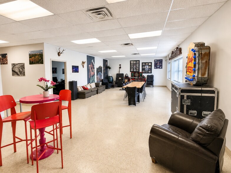 More Photos Of 3814 Woodbury Dr, Austin Warehouse For Lease